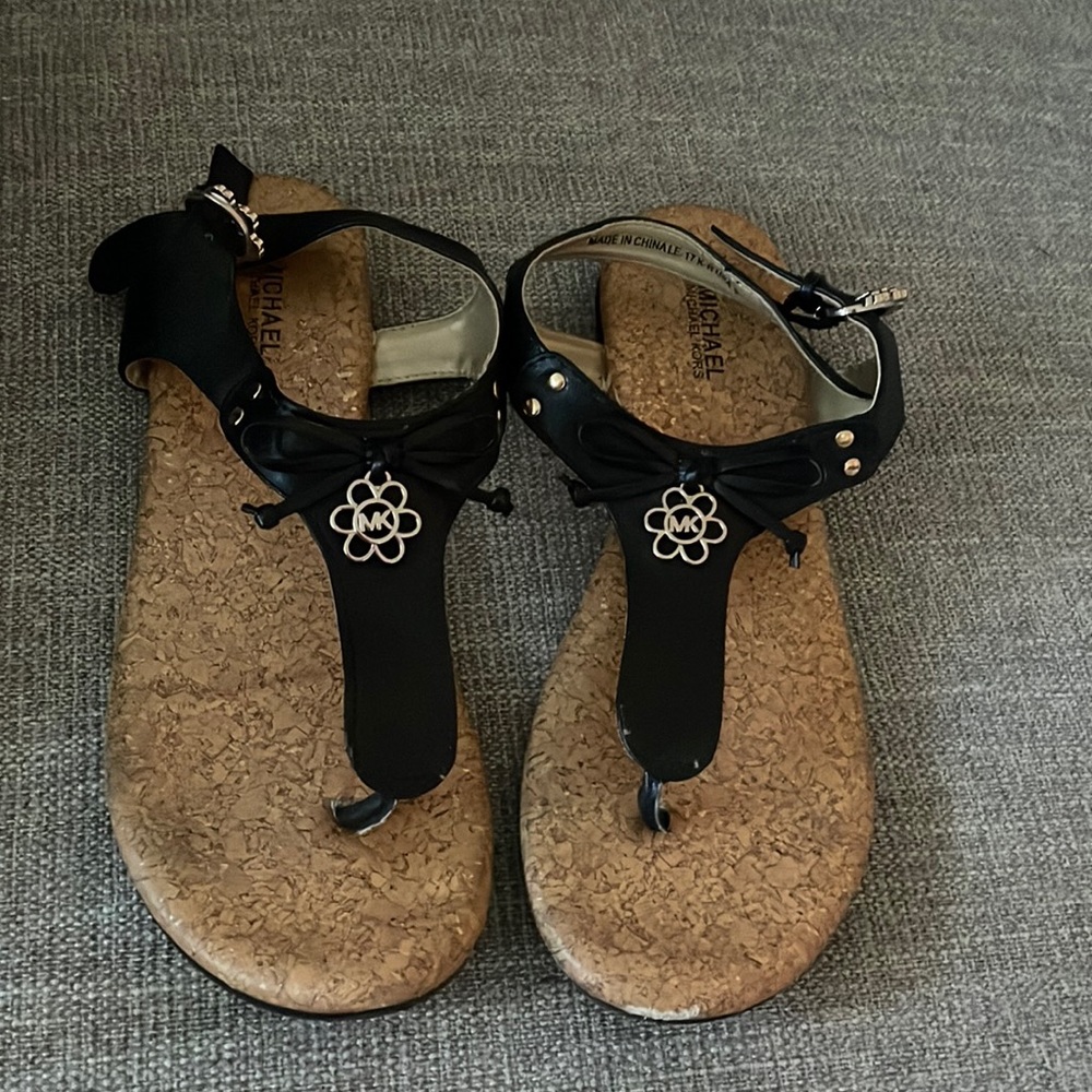Michael Kors Women’s Thong Sandals. Black. Size 5.